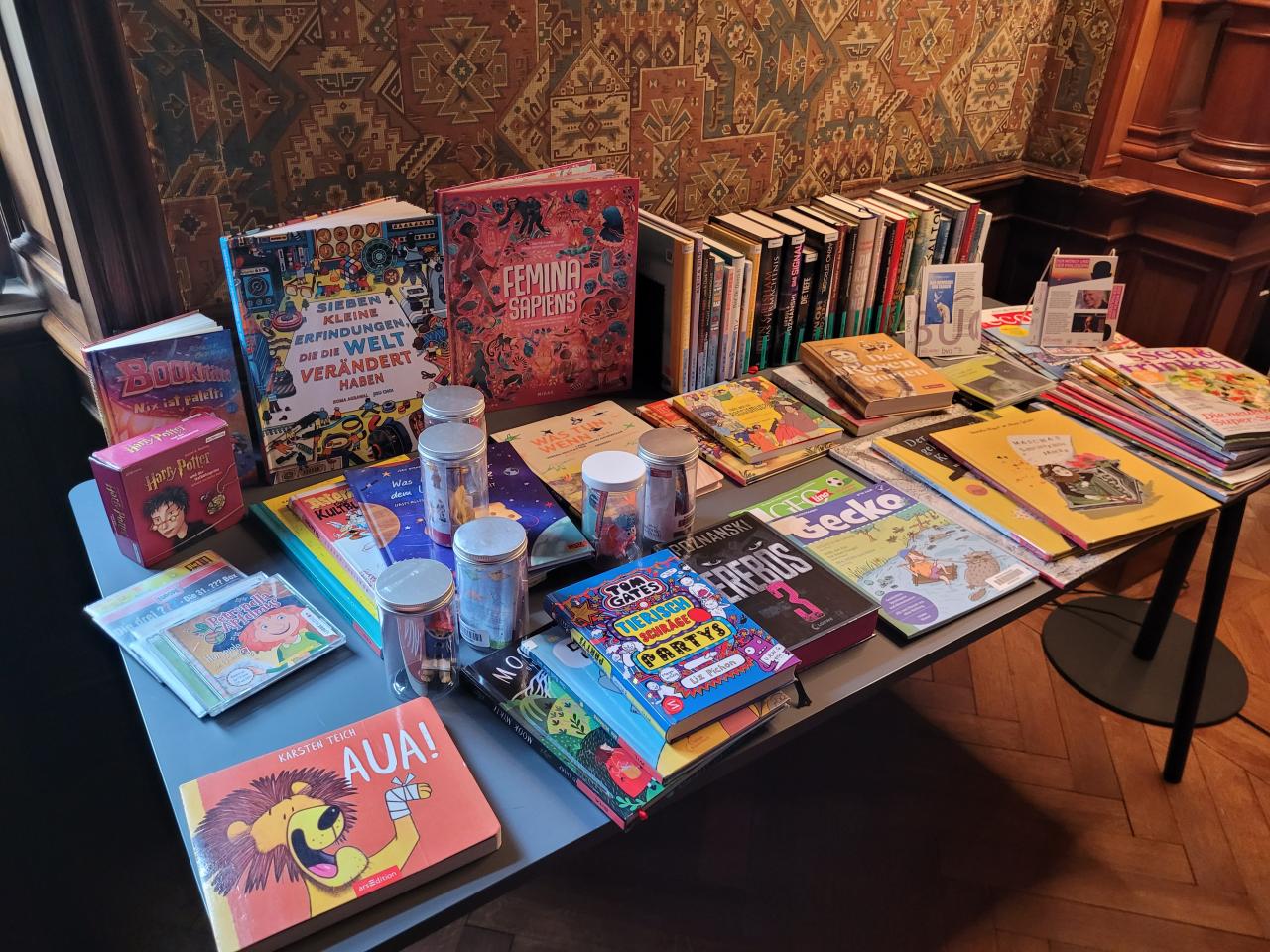 bunter Büchertisch 