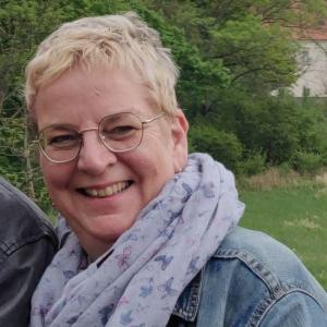 Frau steht in der Natur